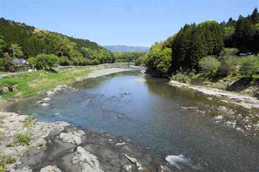 相良村を縦断する川辺川。蒲島郁夫知事は昨年１１月、川辺川への流水型ダム建設を国に要望した＝同村