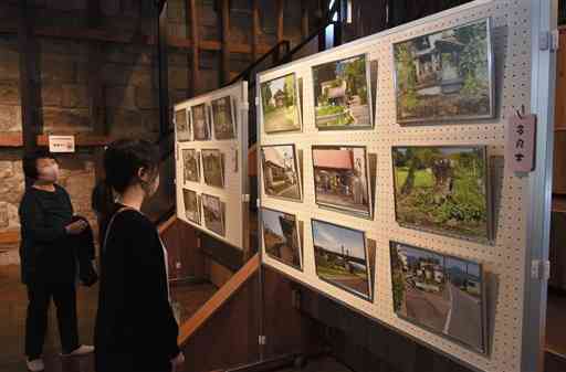 アニメの舞台となった風景の写真パネルなどが展示された「人吉球磨アニメ通リズム展」の会場＝多良木町