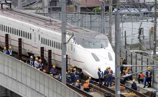 熊本地震で脱線した九州新幹線の回送車両。脱線防止ガードは設置されていなかった＝２０１６年４月１８日、熊本市西区（岩崎健示）