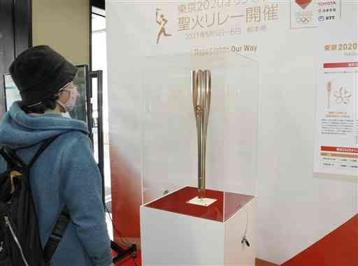 県内巡回展示された東京オリンピックの聖火リレーで使われるトーチ＝３月１日、人吉市