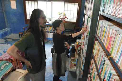 店内で本の整理をする森本大祐さん（左）と千佳さん＝天草市
