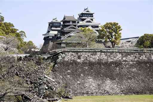 熊本地震からの復旧が進む熊本城。天守閣の復旧工事は完了し、近く公開が始まる予定。崩れた石垣などの復元にはさらに長い年月がかかる＝３月２３日、熊本市中央区