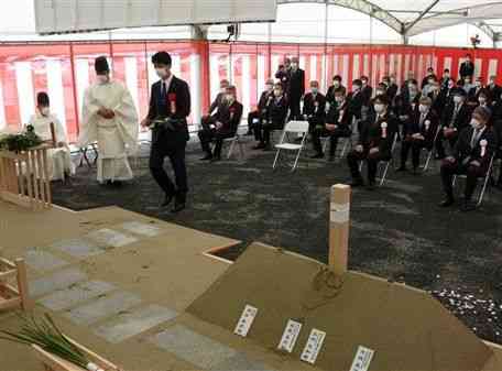 新市民病院の安全祈願祭で、玉串を奉納する浅田敏彦市長（左から３人目）ら＝荒尾市