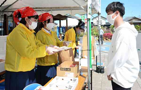 買い物客に総菜パン「パンｄｅレンコン」をアピールする熊本農高の生徒ら＝熊本市南区