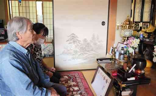 時効まで残り１カ月と迫る中、仏壇の前で思いを語る山切征利さん（左）と野江子さん＝１日、天草市