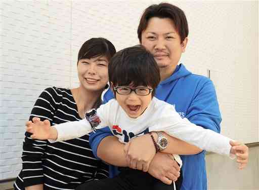 熊本地震の前震の約１４時間前に生まれた松田宗敬ちゃん（中央）と母親の優子さん（左）、父親の敬司さん＝３日、宇城市