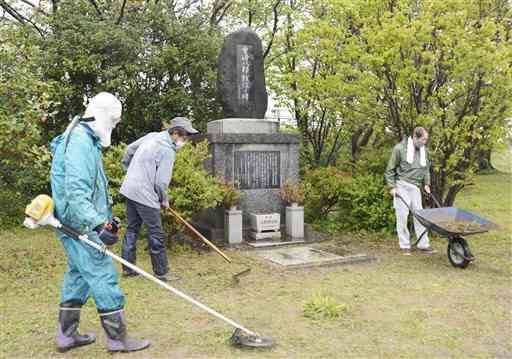 宮崎八郎の慰霊碑周辺を清掃する坂本龍馬研究会「一期一会」のメンバーら＝八代市