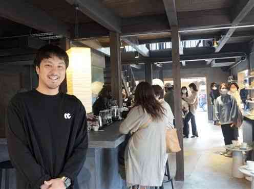 被災町屋を改修した建物で、コーヒー豆店・カフェ「珈琲回廊」を手掛ける村井隆太さん。「城下町の雰囲気を生かしたビジネスで、地域活性化に貢献したい」と話す＝熊本市中央区