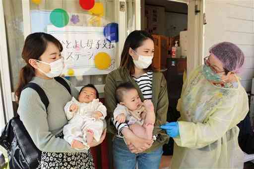 「ひとよし母子支援ステーション」で助産師の浦崎貞子さん（右）に母乳のケアを受けた母親ら＝３月下旬、人吉市