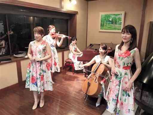熊本地震の被災地支援を続ける音楽グループ「フェアリーフラワー」。左は熊本市出身の谷口実紗さん（グループ提供）