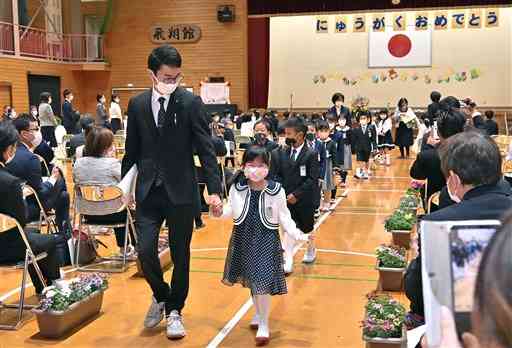 中原小の入学式で、体育館から退場する新入生＝９日午前、人吉市（石本智）