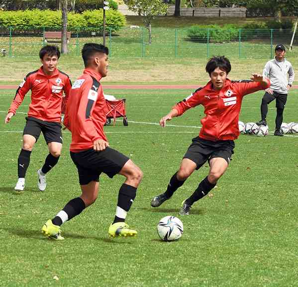 １１日の福島戦に向けて、練習に臨むロアッソ熊本の選手たち＝県民総合運動公園補助競技場