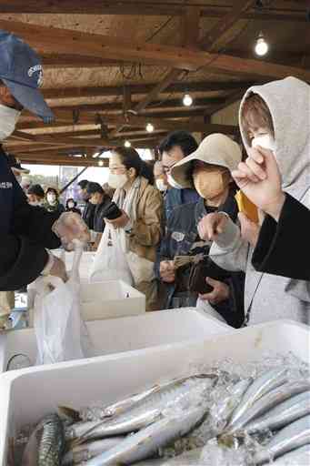 「水俣漁師市」でタチウオやアジを買い求める人たち。ほとんどの魚が３０分足らずで売り切れた＝水俣市