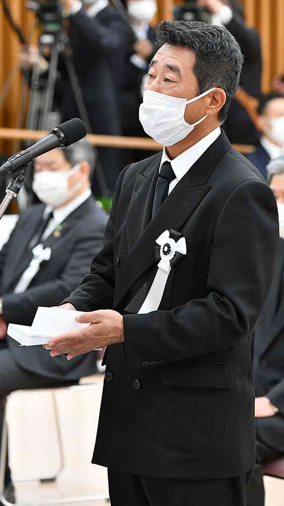 追悼式で遺族代表の言葉を述べる冨岡謙蔵さん