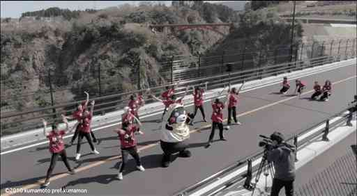 開通前の新阿蘇大橋で、「くまモンダンス部」などが歌やダンスを披露したライブ映像の一場面（テトラカンパニー提供）