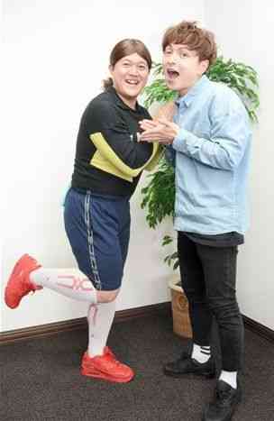 親子コントが人気のお笑いコンビ「しゃかりき」の光ママ（左）とヒロちゃん＝熊本市北区のテレビ熊本
