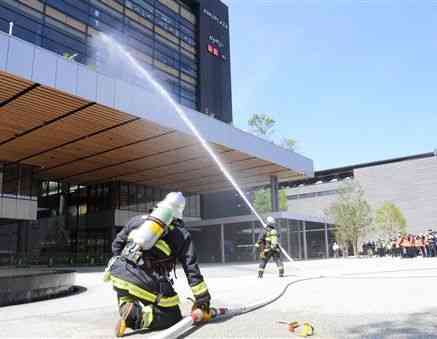 全館開業を控えた「アミュプラザくまもと」での消防訓練で、真新しいビルに放水する消防隊員＝１５日、熊本市西区