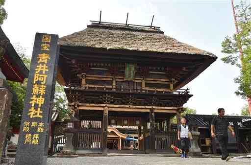 昨年７月の豪雨で冠水した青井阿蘇神社の楼門。「球磨川ウルトラマラソン」はこれらの文化財を巡るコースが想定されている＝２０２０年７月、人吉市（高見伸）
