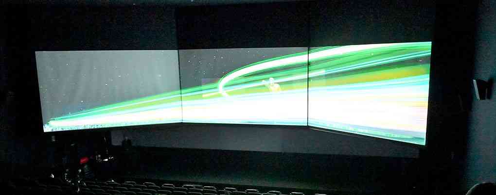 アミュプラザ内のシネマコンプレックス「熊本ピカデリー」に導入された３面ライブスクリーン＝熊本市西区（高見伸）