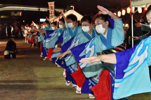 【道中踊り】祭りのフィナーレを飾る牛深ハイヤ保存会のメンバーら＝天草市