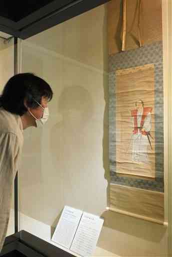 修復前の公開が始まった県重要文化財の絵画「紙本著色宮本武蔵像」＝熊本市西区（魚住有佳）
