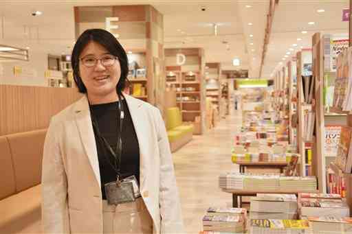 ２３日にオープンする「メトロ書店熊本本店」。広い通路に沿って幅広いジャンルの本がそろい、川崎千尋社長は「３世代に愛される店にしたい」と話す＝熊本市西区