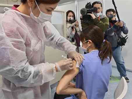 県内の民間病院で新型コロナウイルスワクチンの優先接種を受ける医療従事者＝３月９日、嘉島町（高見伸）