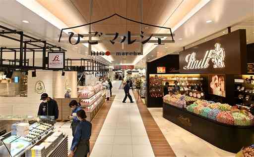 アミュプラザくまもと１階の食品ゾーン「ひごマルシェ」＝２１日、熊本市西区（石本智）