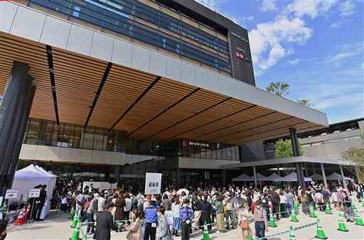 開業前から行列ができたアミュプラザくまもと＝２３日午前９時ごろ、熊本市西区（後藤仁孝）