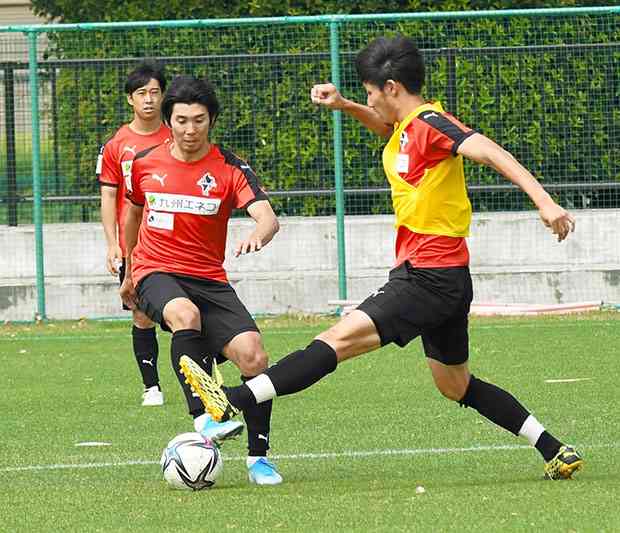 ２３日の練習でボールをさばく、ロアッソ熊本のＭＦ伊東俊＝県民総合運動公園サッカー場（左）