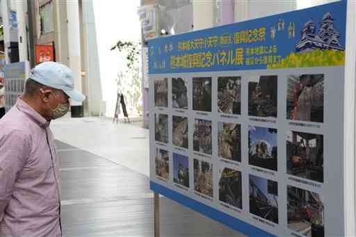 上通アーケードで始まった、熊本城復旧の歩みを紹介する写真パネル展＝熊本市中央区（高宗亮輔）