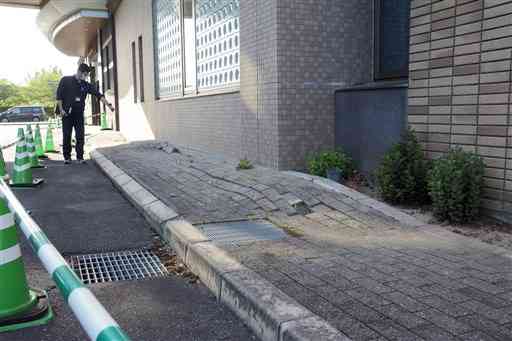 熊本地震による地盤の液状化で、歩道が波打ったままになっている宇城市役所＝同市
