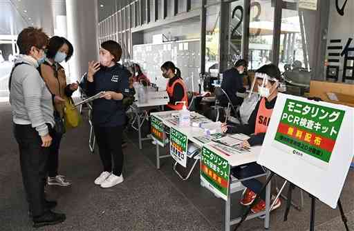 熊本市が県外からの来訪者を対象に始めたＰＣＲ検査キットの無料配布＝２９日、熊本市西区のＪＲ熊本駅（石本智）