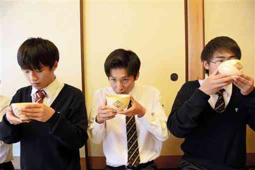 自分でたてたお茶を飲む東海大星翔高の生徒ら＝熊本市東区