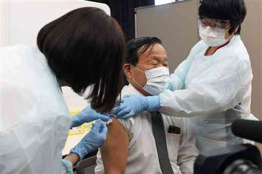 新型コロナウイルスワクチンの接種を受ける梅田穰町長＝山都町
