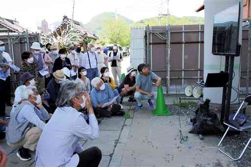 ドローンで空撮した仁王門の地震被害の状況を確認する地域住民ら＝熊本市西区