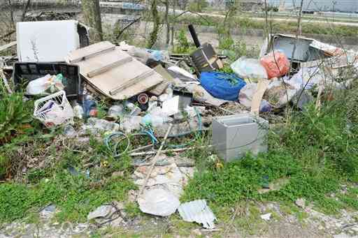 天明中央排水機場付近に不法投棄されたごみ＝３月１６日、熊本市南区