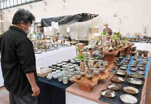 「あらたま陶器市」では、荒尾・玉名地域の９窯元の作品約３５００点が並ぶ＝大牟田市