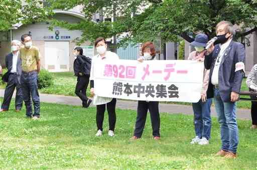 メーデーの集会であいさつする県労連の楳本光男議長（右）＝１日、熊本市中央区