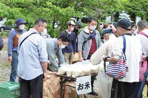 メーデーに合わせ県労連などが開いた生活困窮者向けの物資配布＝１日、熊本市中央区