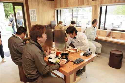 球泉洞にオープンした食堂「幸盛亭」で食事をする工事関係者ら＝球磨村