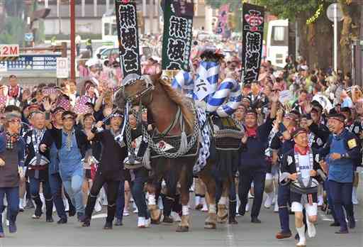 勢子の掛け声が響く中、観衆に披露された「馬追い」＝２０１９年９月１６日、熊本市中央区の日銀熊本支店前