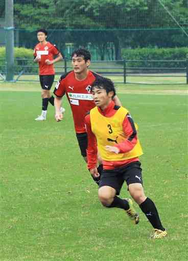 ７日の練習で汗を流すＤＦ小笠原佳祐（手前から２人目）＝県民総合運動公園サッカー場