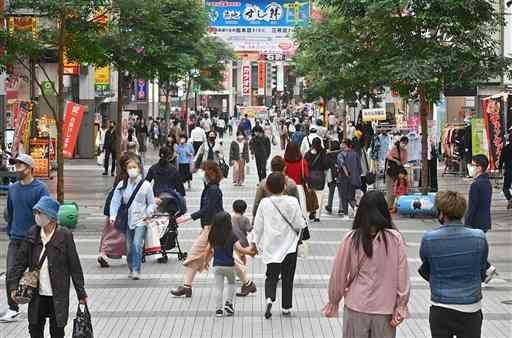 県内の新型コロナウイルス感染者が過去最多を更新する中、多くの買い物客らが行き交う下通アーケード＝８日午後４時５５分ごろ、熊本市中央区（高見伸）