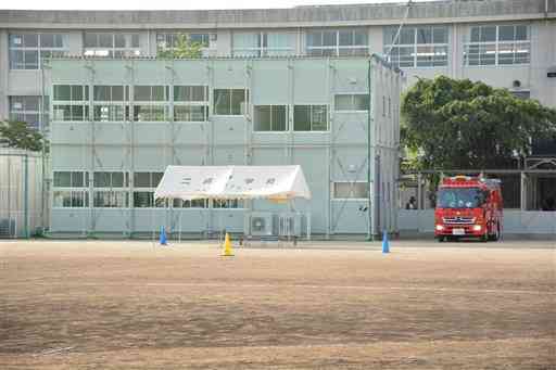 生徒５人が救急搬送された二岡中のグラウンド＝１０日午後、熊本市東区