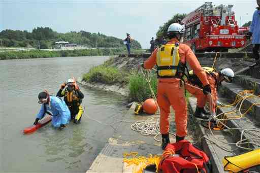 レジャーシーズンを前に水難救助訓練に臨む有明広域消防本部の潜水隊員ら＝和水町