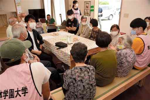 「つながるカフェ」で交流する大学生と西間上町第１仮設団地の入居者ら＝人吉市