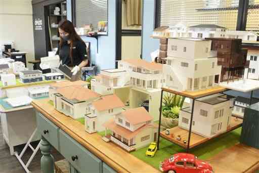 数多くの住宅模型が展示されている「ｄｅｋｉｔａ　Ｍｏｋｅｉ　Ｍｕｓｅｕｍ」＝熊本市南区
