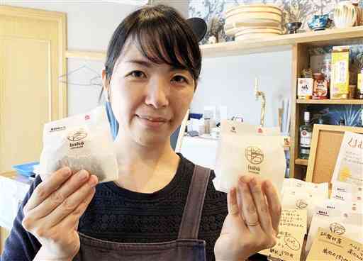 「松谷棚田」の米を使ったおにぎりを販売する中渡陽絵さん＝熊本市西区