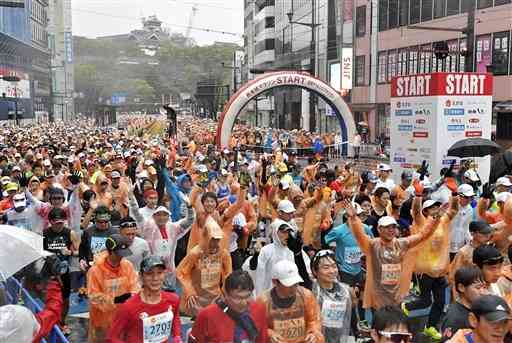 来年２月の大会中止が決まった熊本城マラソン。２０２０年は約１万４千人が参加した＝熊本市中央区（後藤仁孝）